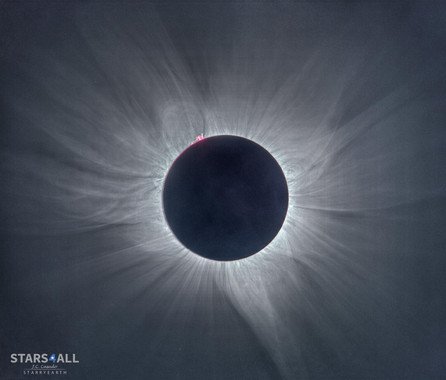 Imagen del Sol tomada desde Palu, Indonesia, el 9 de marzo de 2016. La corona es simétrica debido a que el Sol estaba en un periodo de gran actividad y pueden observarse las “llamaradas” de la cromosfera. / J. C. Casado.